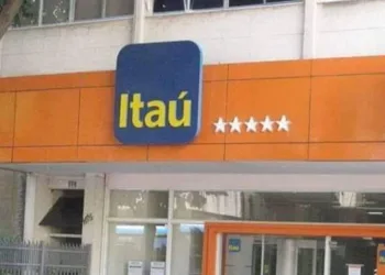 Gerente gay é demitido de banco após postar vídeo com noivo no Facebook