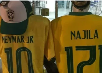 Camelô vende camisa da seleção com nome de Najila e com o número ‘171’