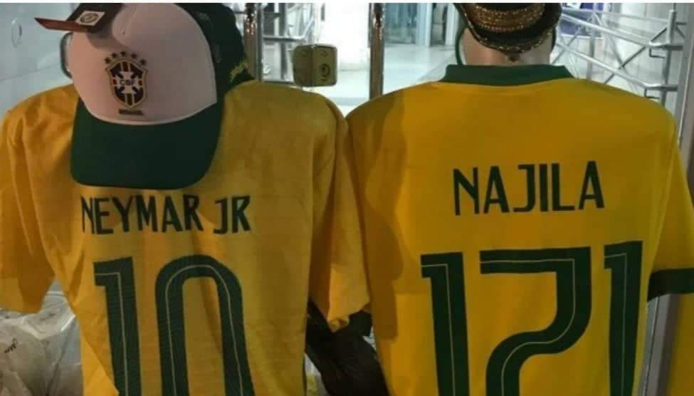 Camelô vende camisa da seleção com nome de Najila e com o número ‘171’