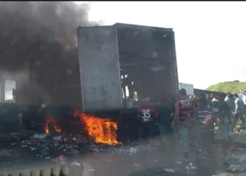 Caminhão com latas de cerveja pega fogo na Av. Brasil e é saqueado
