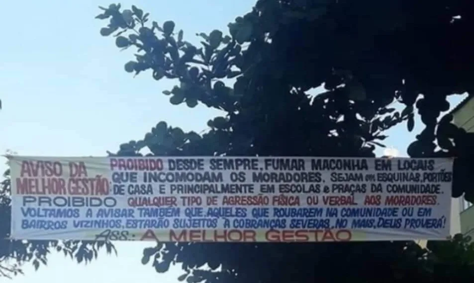 Traficantes colocam faixa proibindo o uso de drogas em bairro da Zona Oeste