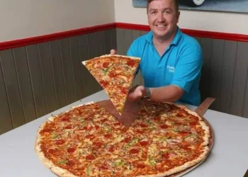 Pizzaria paga R$ 2 mil para quem comer pizza gigante sozinho