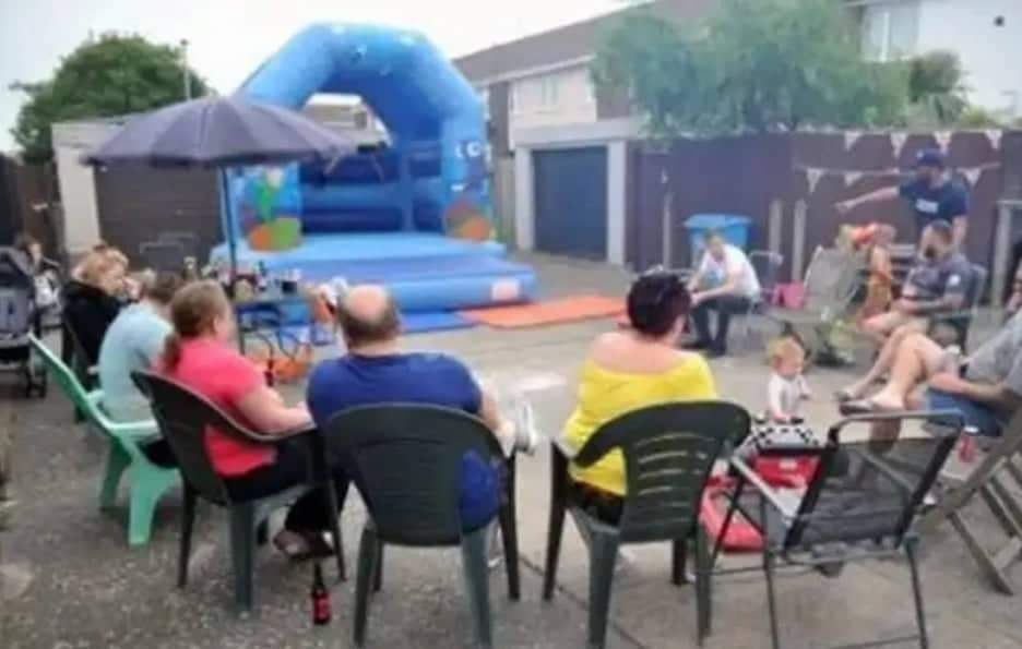 Moradores fazem churrasco pra comemorar mudança de vizinha problemática