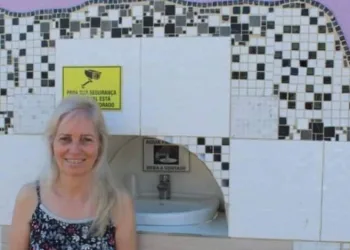 Advogada constrói bebedouro no muro de casa para moradores de rua