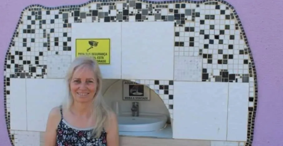 Advogada constrói bebedouro no muro de casa para moradores de rua