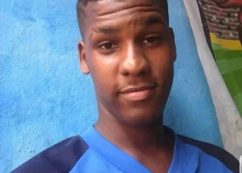 Jovem estupra e mata primo de 10 anos, faz homenagem e comparece ao velório no RJ