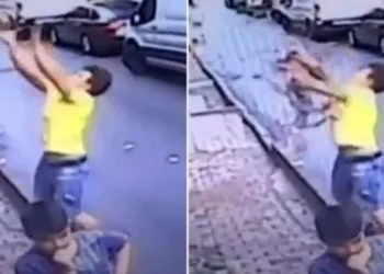 Adolescente agarra menina de 2 anos que caiu do segundo andar de prédio