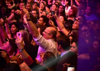 Governador Wilson Witzel se joga no meio do povo em show de Alexandre Pires