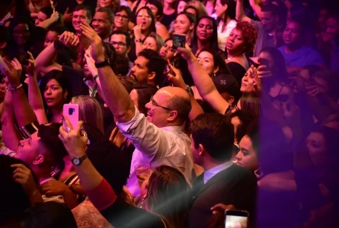 Governador Wilson Witzel se joga no meio do povo em show de Alexandre Pires