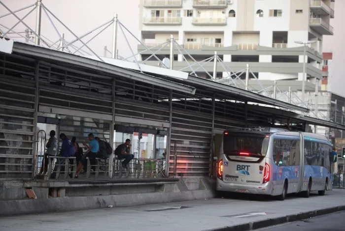 Entre as melhorias a serem feitas no BRT, a reativação de 22 estações da Avenida Cesário de Melo, na Zona Oeste, e o conserto de 90 ônibus - Ricardo Cassiano/Agencia O Dia