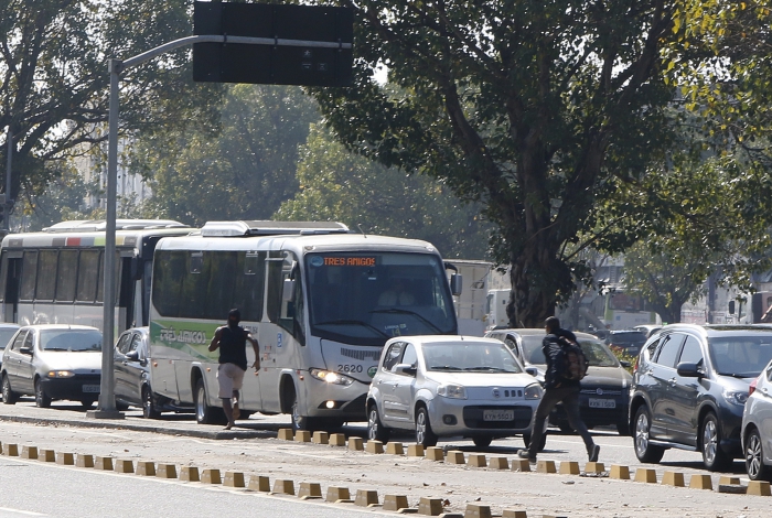 Policial que seguia para o trabalho flagra assalto e corre atrás de bandido