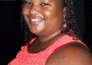 Elcida Teixeira foi esfaqueada e morta na porta de casa. Ela estava separada do suspeito do crime há três meses