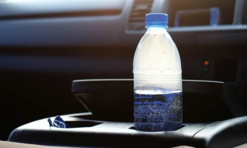 Deixar garrafa de água no carro é perigoso e pode causar incêndio, alerta bombeiro