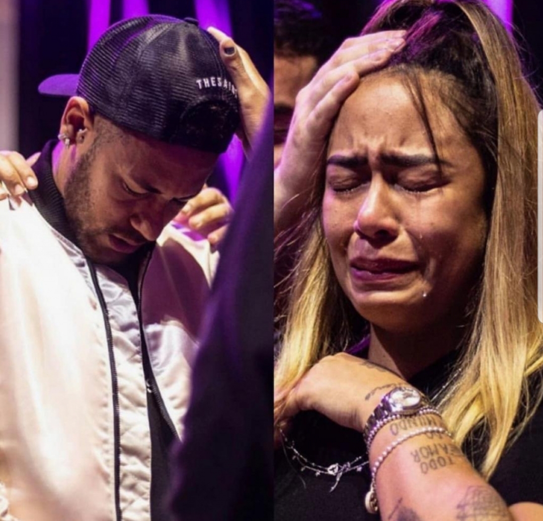 Neymar vai a igreja e chora…
