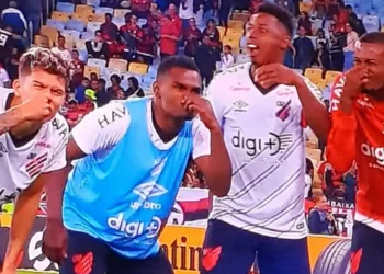 Foto: jogadores do Furacão zoam Flamengo com cheirinho no Maracanã