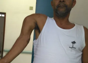 Homem com braço quebrado espera há um ano por cirurgia no Rio