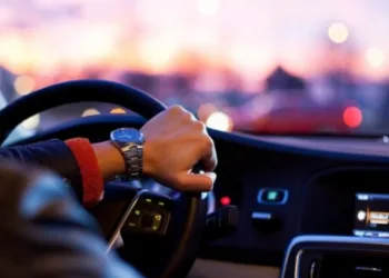 Famoso ator vira motorista de aplicativo de carro e surpreende os clientes