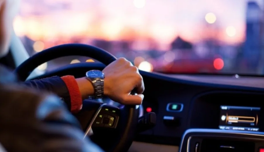 Famoso ator vira motorista de aplicativo de carro e surpreende os clientes