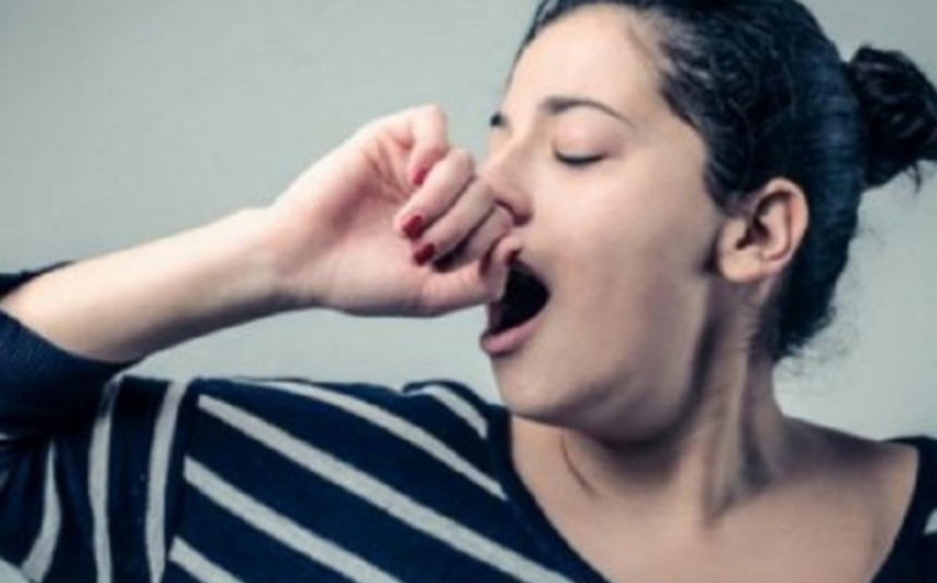 Bocejar em excesso pode ser sinal de doenças graves, saiba quais