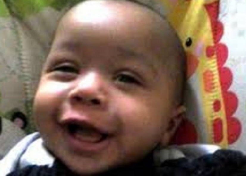 Bebê de apenas 7 meses é asfixiado ao ficar preso entre a cama e o berço