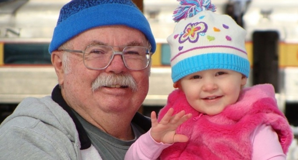 As crianças crescem mais felizes com os avós ao lado delas