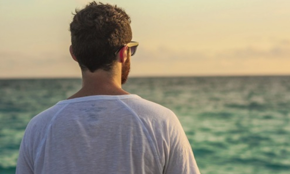 Trabalhador que postou foto na praia após entregar atestado é condenado por má fé