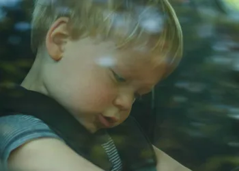 Menino de 2 anos morre após ser esquecido na van da creche