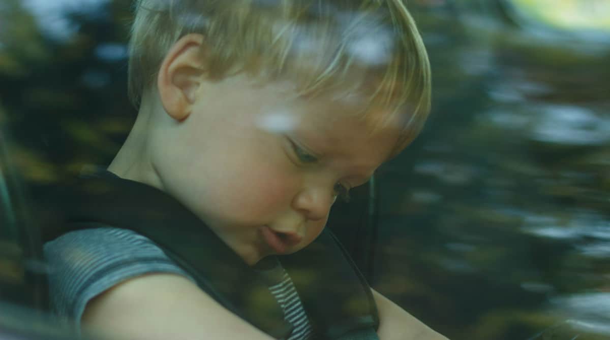 Menino de 2 anos morre após ser esquecido na van da creche