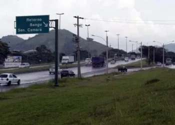 CAMINHÃO DE CARGAS É ROUBADO EM TIROTEIO NA AV.BRASIL
