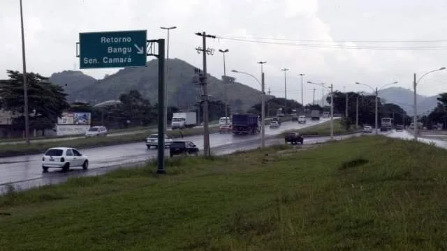CAMINHÃO DE CARGAS É ROUBADO EM TIROTEIO NA AV.BRASIL