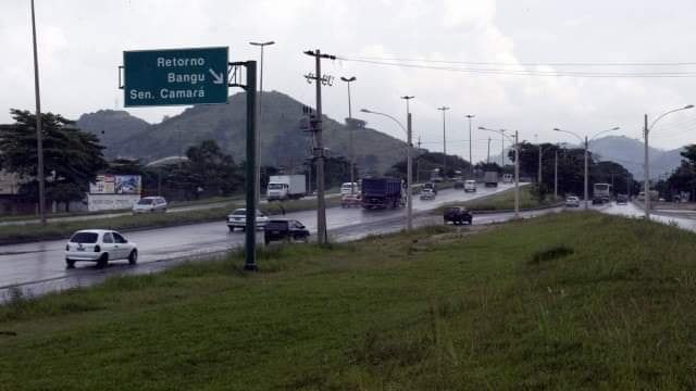 CAMINHÃO DE CARGAS É ROUBADO EM TIROTEIO NA AV.BRASIL