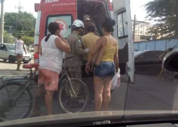 BANDIDOS EM FUGA ATROPELAM DUAS PESSOAS EM FRENTE A ESCOLA NA ZONA OESTE