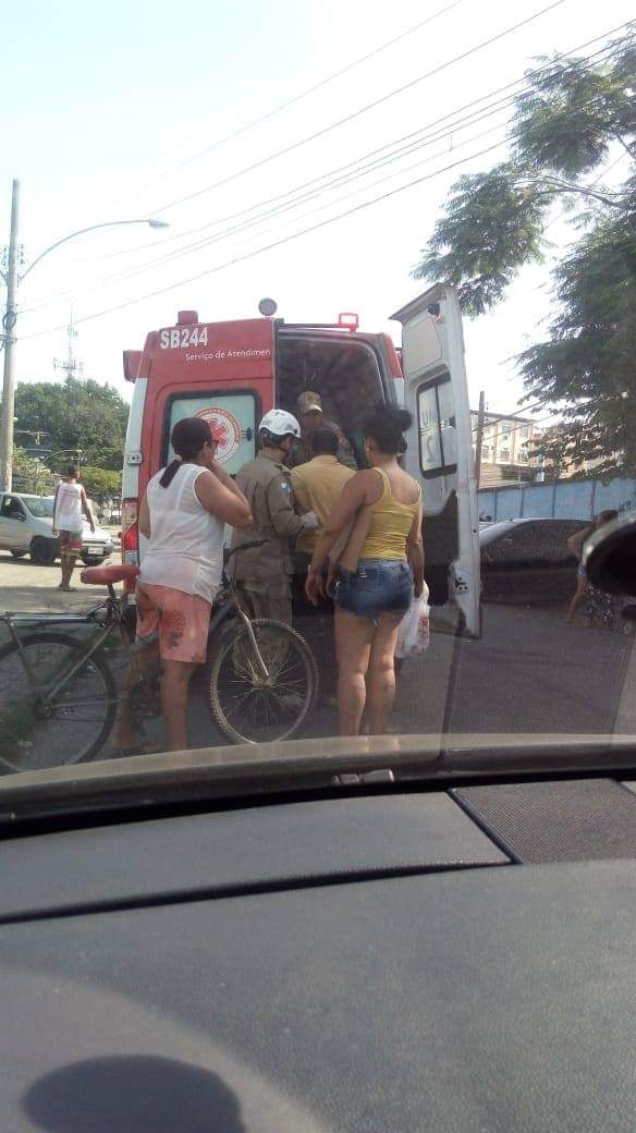 BANDIDOS EM FUGA ATROPELAM DUAS PESSOAS EM FRENTE A ESCOLA NA ZONA OESTE