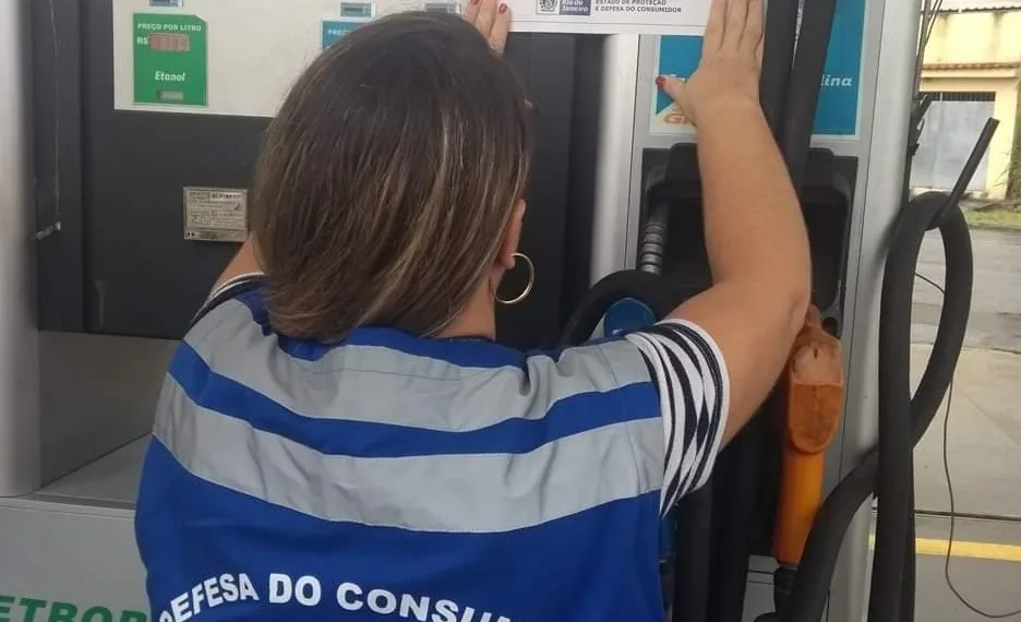 OPERAÇÃO BOMBA LIMPA LACRA BICOS DE BOMBAS DE COMBUSTÍVEIS DE POSTO NA ZONA OESTE