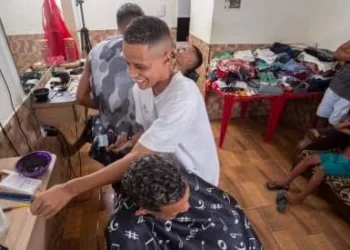 BARBEIRO DO RIO ABRE MÃO DO PAGAMENTO POR DOAÇÕES DE AGASALHO PARA MORADORES DE RUA