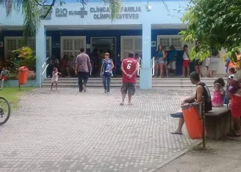 MÉDICOS DE CLÍNICAS DA FAMÍLIA DA ZONA OESTE CRUZAM OS BRAÇOS PEDINDO FECHAMENTO DAS CLÍNICAS