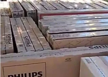 CERCA DE 20 CRIMINOSOS ARMADOS DE FUZIS ASSALTAM SEGURANÇAS DO CARREFOUR NO RJ