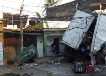 MOTORISTA MORRE APÓS CAMINHÃO INVADIR CASA NO RJ