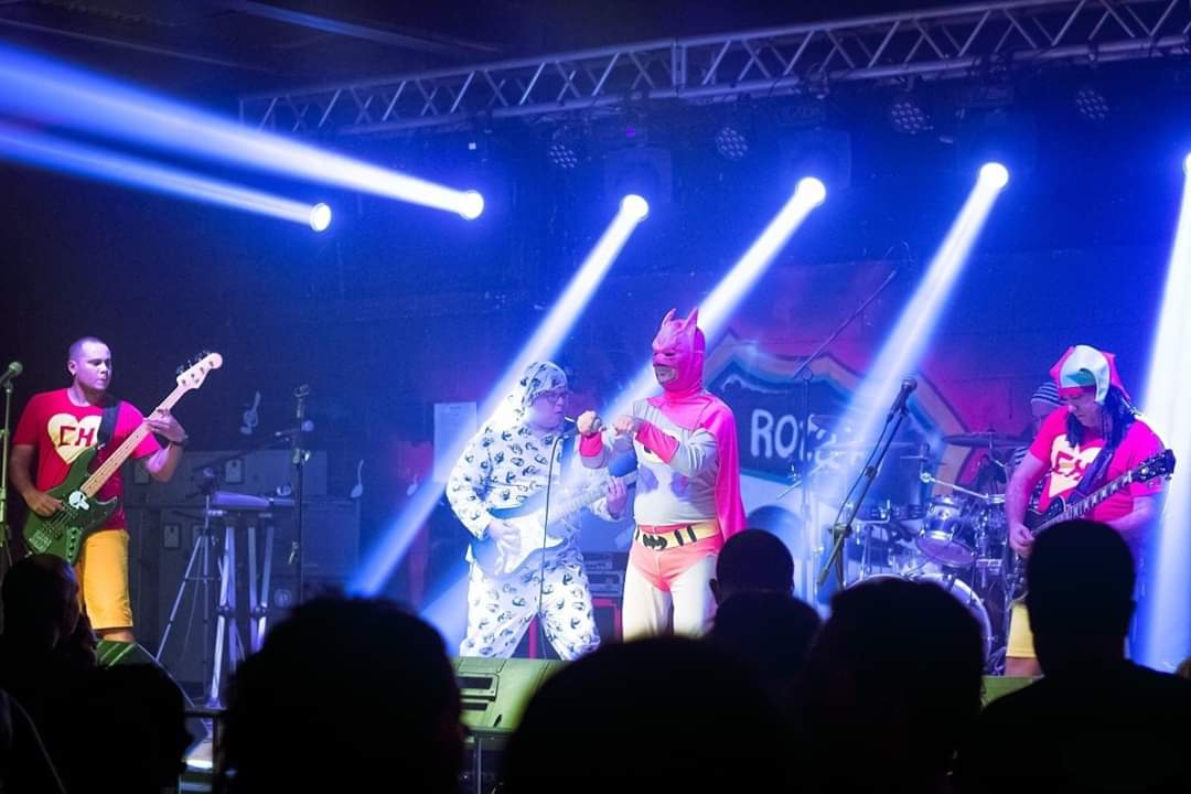 SHOPPING NA ZONA OESTE PROMOVE HAPPY HOUR EM HOMENAGEM AO GRUPO MAMONAS ASSASSINAS