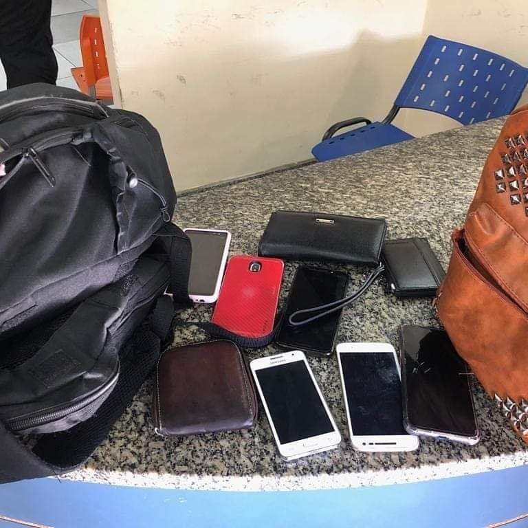 Polícia impede assalto a ônibus na Avenida Brasil