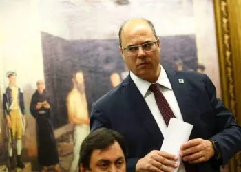 WITZEL ANUNCIA QUE VAI MANDAR PRENDER QUEM FUMAR MACONHA NA PRAIA