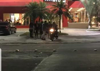 CARRO ATROPELA MOTOCICLISTA EM CAMPO GRANDE E FOGE EM SEGUIDA(FOTOS)