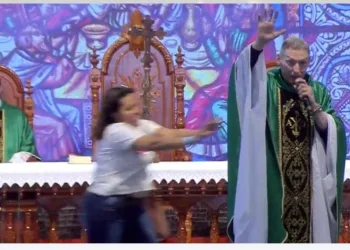 URGENTE MULHER EMPURRA PADRE MARCELO ROSSI DE ALTAR DURANTE MISSA 😢😮