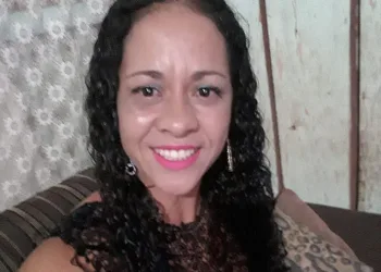 Mulher é morta a facadas e assassino deixa recado no corpo da vítima
