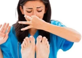 4 soluções caseiras simples para eliminar rapidamente o chulé