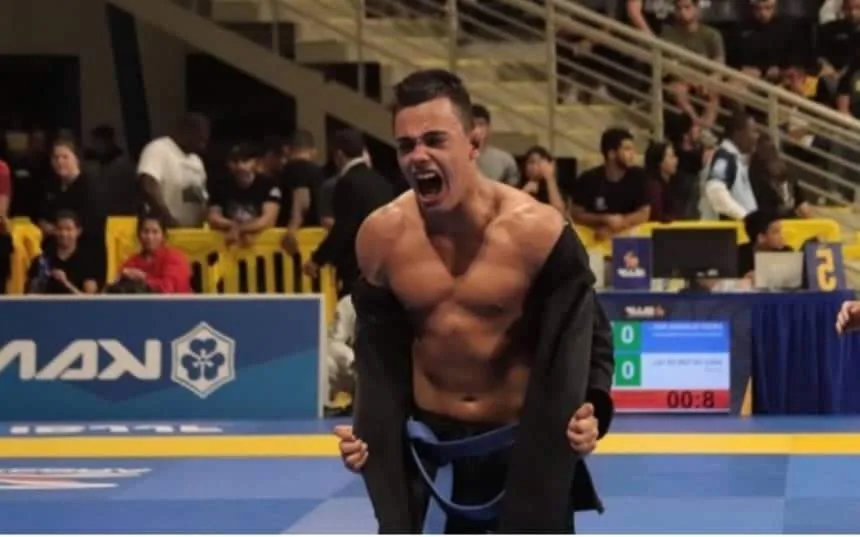 Morador da zona oeste vende biscoitos para pagar viagem e fatura título mundial na Califórnia