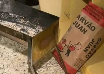 Família acende churrasqueira no quarto de casa para se proteger do frio e todos morrem
