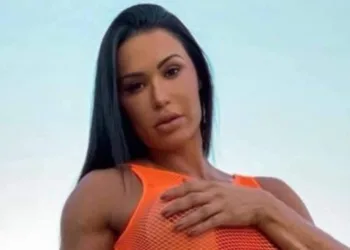 Sem calcinha e de saia aberta, Gracyanne Barbosa quase mostra tudo