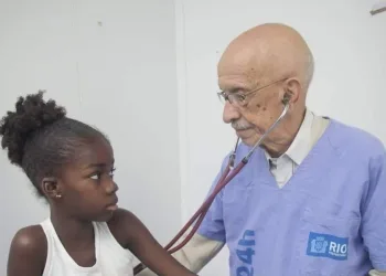 Pediatra da UPA de Madureira de 87 anos diz que não quer parar nunca
