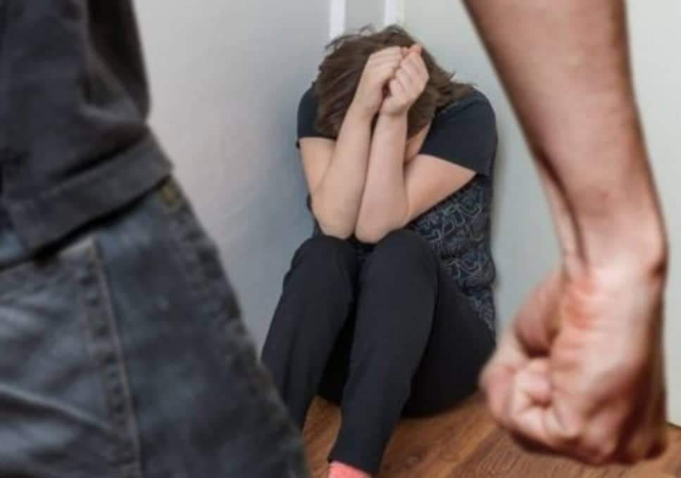 mulher espancada após namorado ler mensagens do ex no celular dela